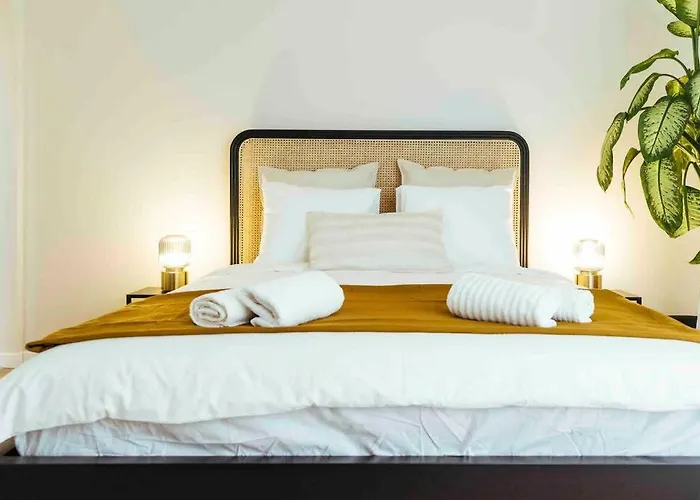 Stunning Views - Location - Netflix + Balcony *