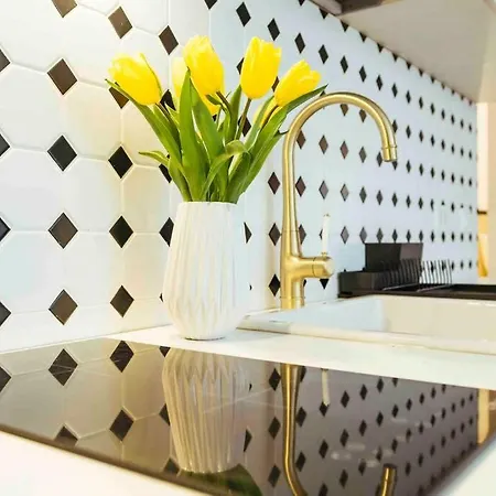 Stunning Views - Location - Netflix + Balcony *