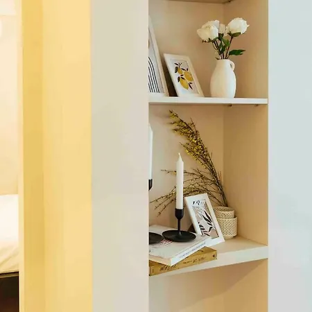 Stunning Views - Location - Netflix + Balcony Apartment