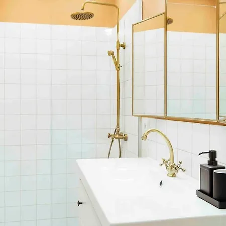 Apartment Stunning Views - Location - Netflix + Balcony