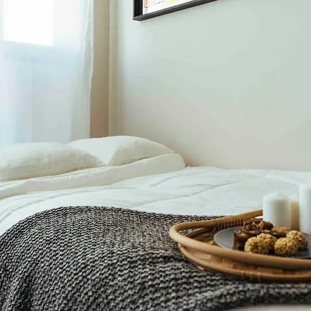 Stunning Views - Location - Netflix + Balcony Apartment *