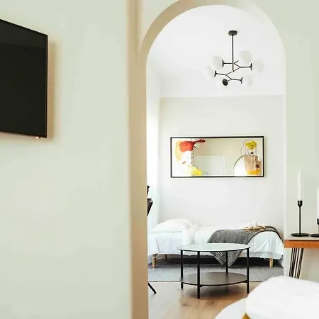Apartment Stunning Views - Location - Netflix + Balcony
