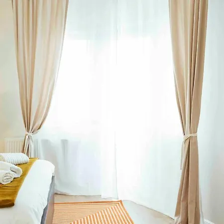 Stunning Views - Location - Netflix + Balcony Apartment Bucharest
