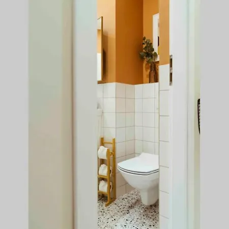 Apartment Stunning Views - Location - Netflix + Balcony *