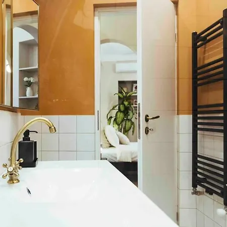 Stunning Views - Location - Netflix + Balcony Apartment *