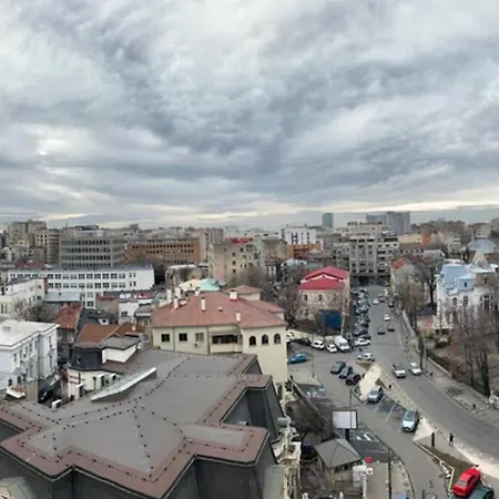 Stunning Views - Location - Netflix + Balcony Апартаменти Бухарест