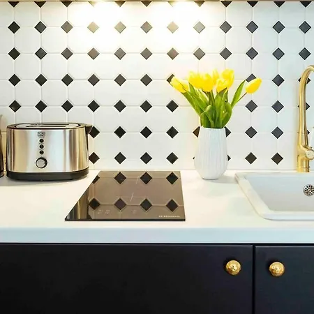 Апартаменти Stunning Views - Location - Netflix + Balcony *