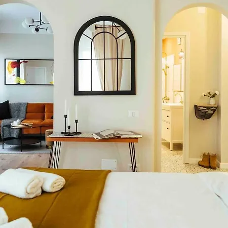 Апартаменти Stunning Views - Location - Netflix + Balcony Бухарест