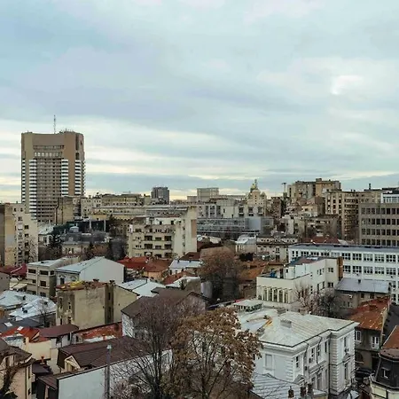 Stunning Views - Location - Netflix + Balcony Апартаменти Бухарест